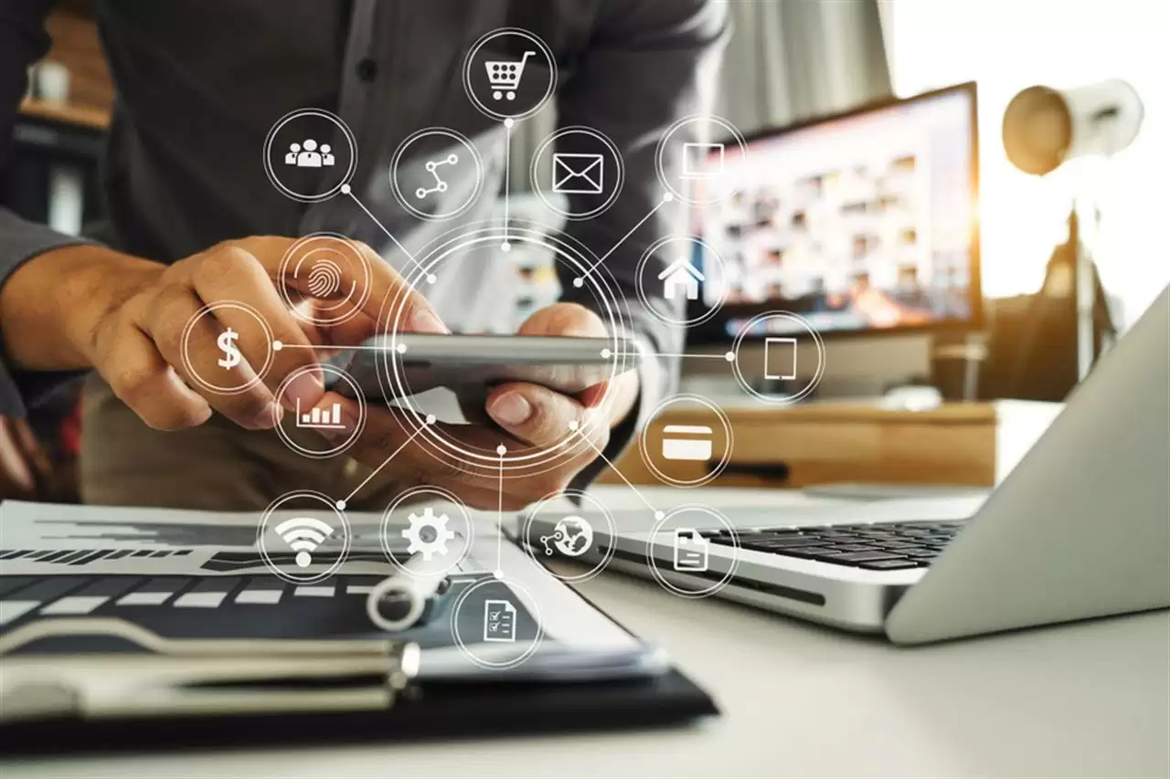 Equipo de marketing de Grupo Deimon analizando datos para optimizar una campaña